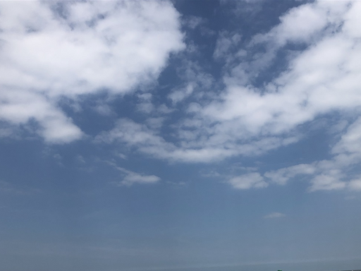 'Aan het strand van Oostende op een zomerse dag was de hemel zo blauw.  't Werd de dag van m'n leven...'